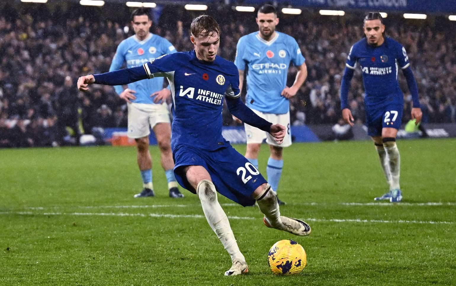 Sai lầm thường xuyên ở hàng phòng ngự Man City là điểm yếu đang được nhiều đội bóng khai thác.