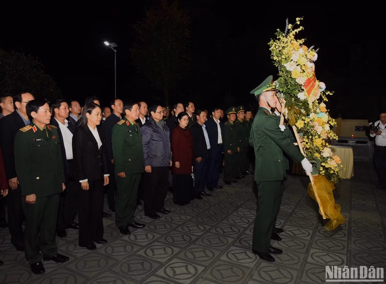Thủ tướng Phạm Minh Chính dâng hương, dâng hoa tại Nhà bia ghi tên các Anh hùng liệt sĩ.