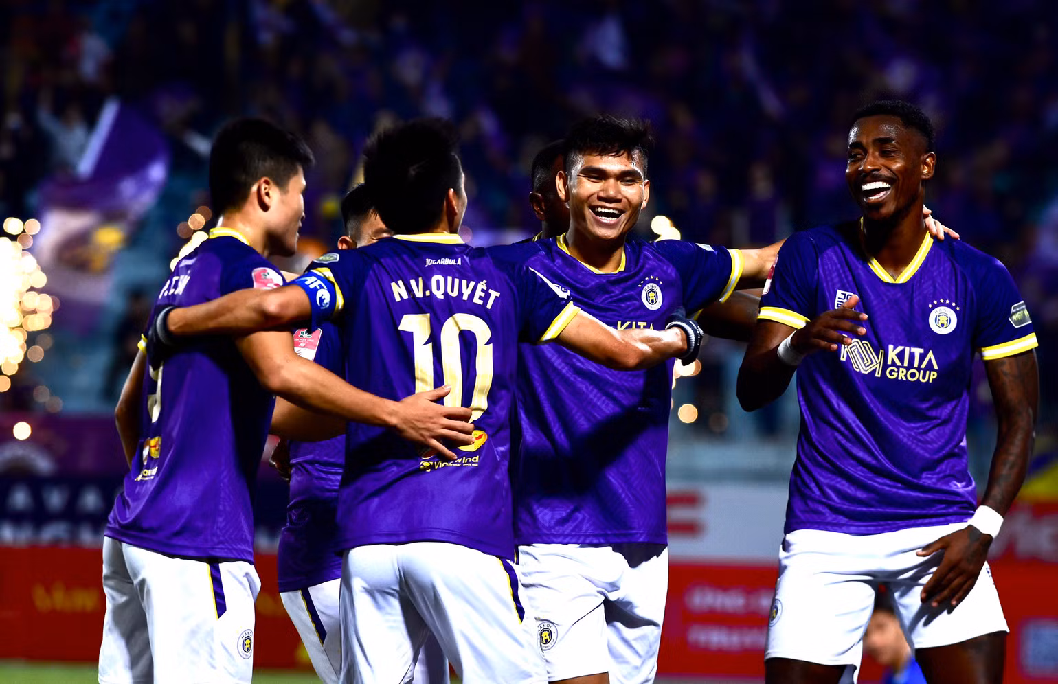 Song đến phút 44, Denilson tỏa sáng sau khi nhận đường chuyền của Văn Quyết và ghi bàn, nâng tỷ số lên 2-0.