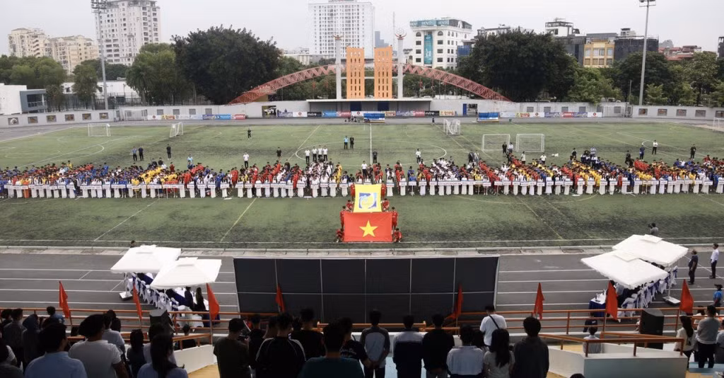 100 đội bóng tham dự Lễ khai mạc giải trên sân Tây Hồ.