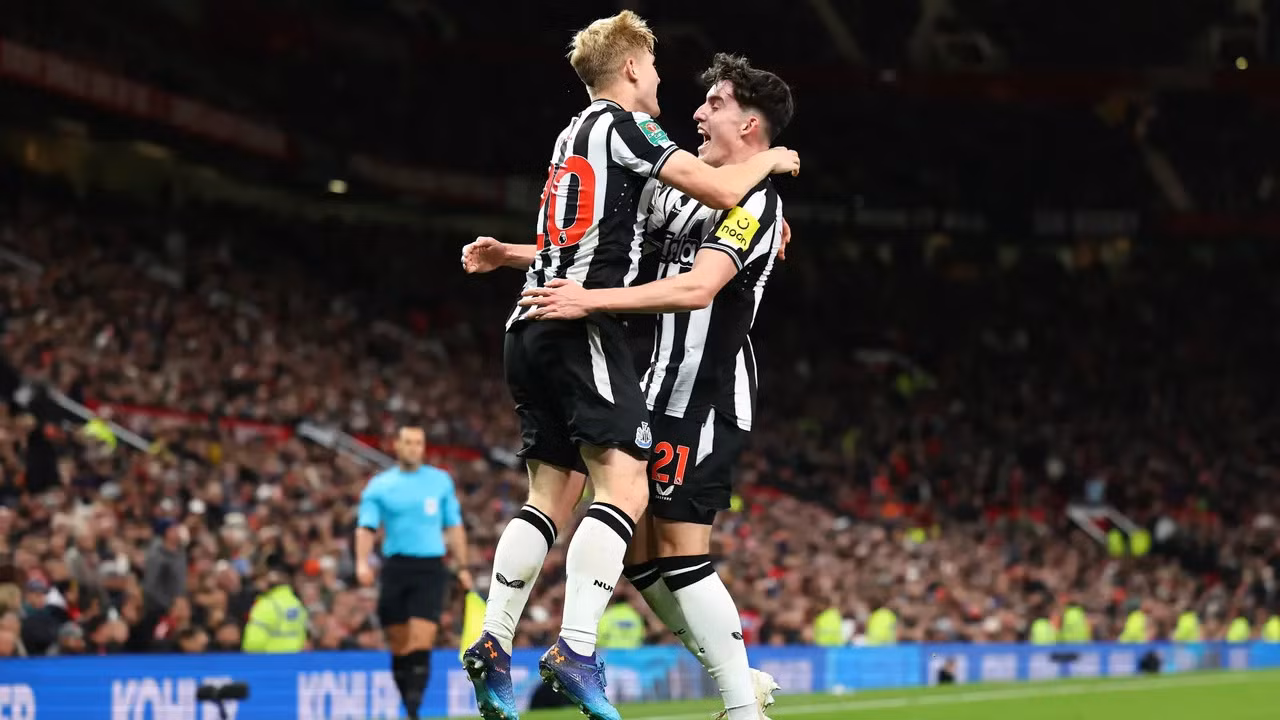 Lewis Hall và Livramento ăn mừng bàn thắng vào lưới Manu tại Carabao Cup.