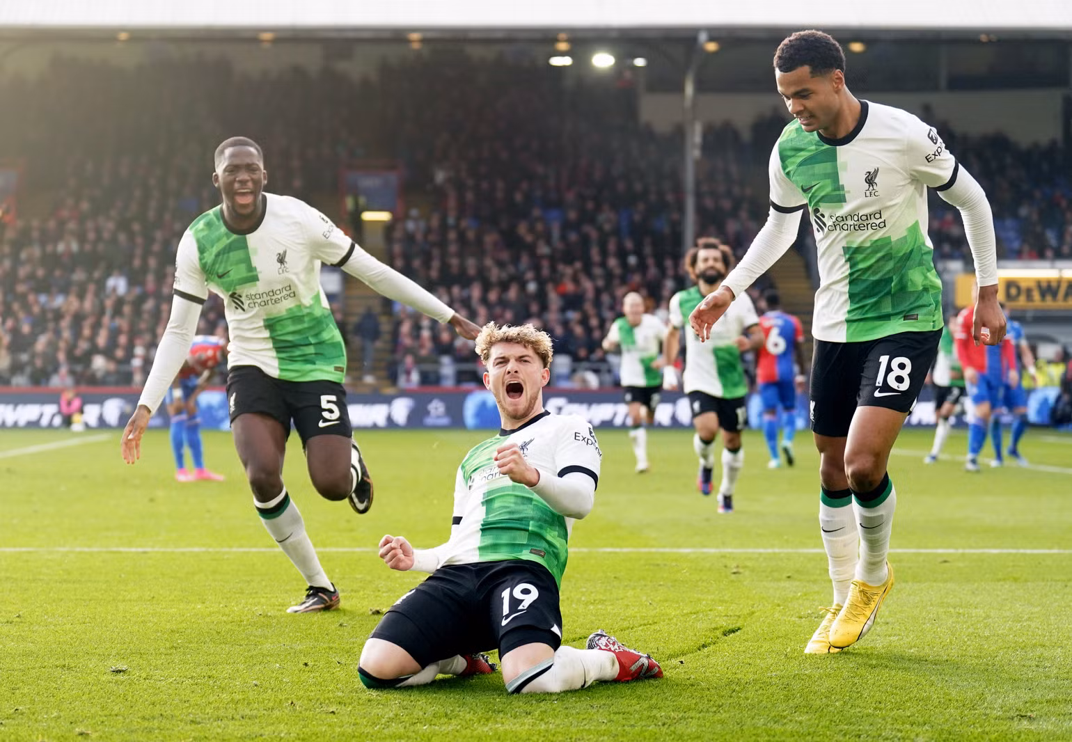 Harvey Elliott liên tục tỏa sáng khi vào sân từ băng ghế dự bị. (Ảnh: The Sun)