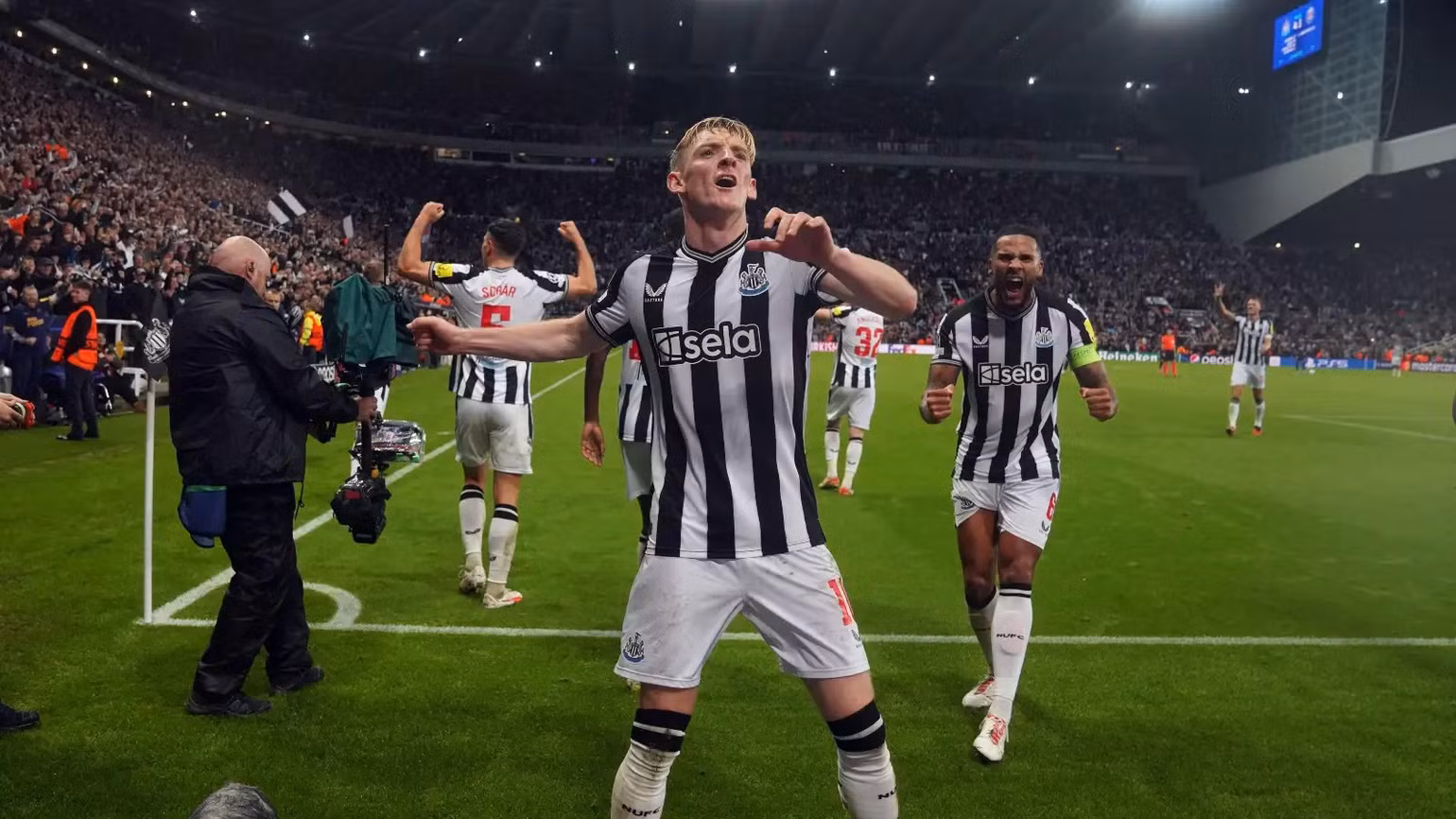 Gordon liên tục ghi bàn và kiến tạo trên sân nhà St James' Park. Gordon liên tục ghi bàn và kiến tạo trên sân nhà St James' Park.