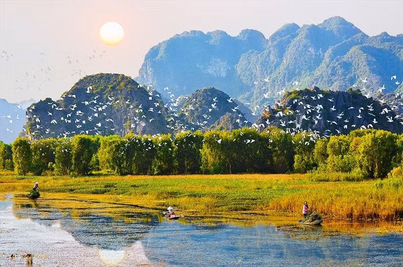 Vân Long nằm ở phía đông bắc huyện Gia Viễn, là khu bảo tồn thiên nhiên đất ngập nước lớn nhất vùng đồng bằng châu thổ Bắc Bộ. (Ảnh: Sở Du lịch Ninh Bình)