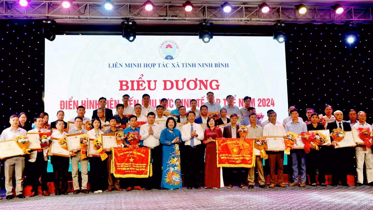 Dịp này, 61 tập thể được biểu dương, khen thưởng vì có nhiều thành tích, đóng góp cho sự phát triển của khu vực kinh tế tập thể, hợp tác xã năm 2023. (Ảnh: MINH ĐƯỜNG)