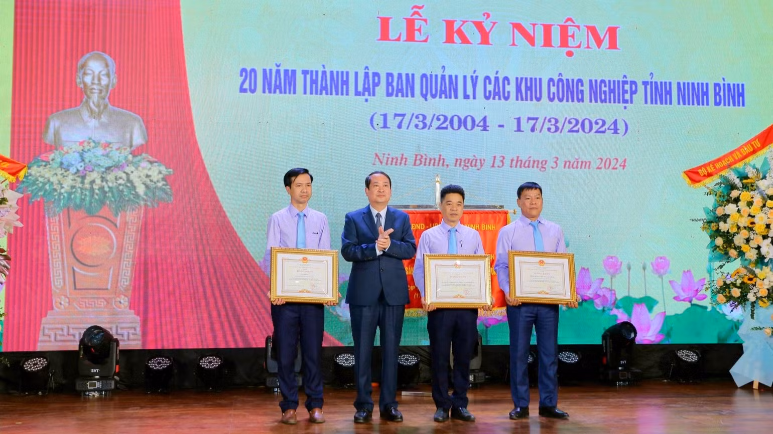 Đồng chí Phó Bí thư Thường trực Tỉnh ủy Ninh Bình Mai Văn Tuất trao Bằng khen của Ủy ban nhân dân tỉnh cho các tập thể có thành tích xuất sắc trong công tác. (Ảnh: ANH TUẤN) Đồng chí Phó Bí thư Thường trực Tỉnh ủy Ninh Bình Mai Văn Tuất trao Bằng khen của Ủy ban nhân dân tỉnh cho các tập thể có thành tích xuất sắc trong công tác. (Ảnh: ANH TUẤN)