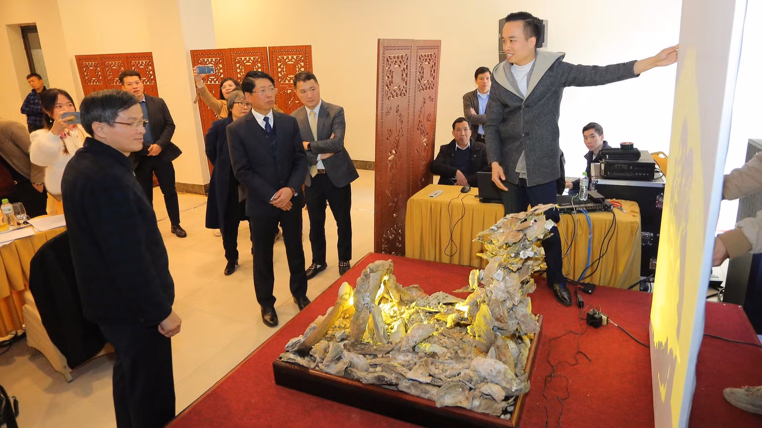 Ông Bùi Văn Tự, Công ty cổ phần Ánh sáng Điêu khắc Đại Việt mang đến tọa đàm một số ý tưởng về không gian trải nghiệm với nghệ thuật điêu khắc ánh sáng có tên gọi "Lịch sử Tràng An-Từ ngọn lửa đầu tiên cho đến những di sản văn hóa và thiên nhiên thế giới". (Ảnh: ANH TUẤN)