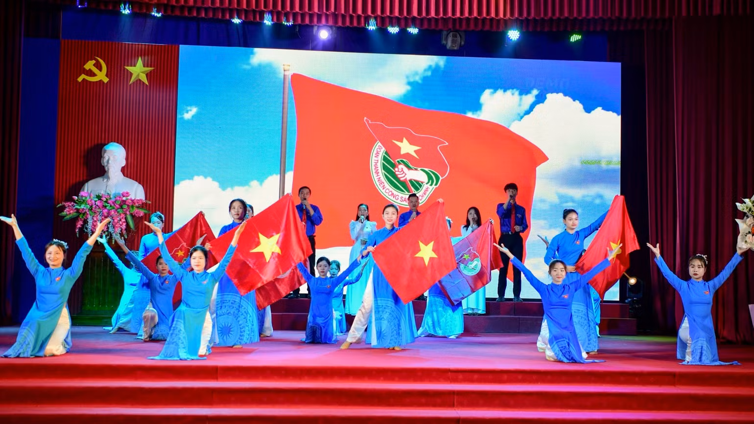 Phong trào thi đua “Tuổi trẻ Ninh Bình học tập và làm theo lời Bác”, trong đó có vai trò tiên phong, gương mẫu, đi đầu trong việc đảm nhận những việc mới, việc khó của đội ngũ cán bộ Đoàn tại cơ sở tiếp tục được phát huy; qua đó, thu hút ngày càng nhiều thêm những người trẻ tham gia học tập, lao động, rèn luyện, phấn đấu cống hiến. (Ảnh: TRƯỜNG GIANG) Phong trào thi đua “Tuổi trẻ Ninh Bình học tập và làm theo lời Bác”, trong đó có vai trò tiên phong, gương mẫu, đi đầu trong việc đảm nhận những việc mới, việc khó của đội ngũ cán bộ Đoàn tại cơ sở tiếp tục được phát huy; qua đó, thu hút ngày càng nhiều thêm những người trẻ tham gia học tập, lao động, rèn luyện, phấn đấu cống hiến. (Ảnh: TRƯỜNG GIANG)