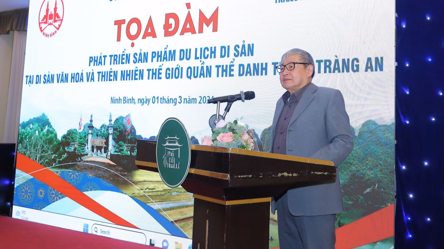 Tiến sĩ Nguyễn Việt, Giám đốc Trung tâm Tiền sử Đông Nam Á đã trình bày báo cáo tại tọa đàm. (Ảnh: ANH TUẤN)
