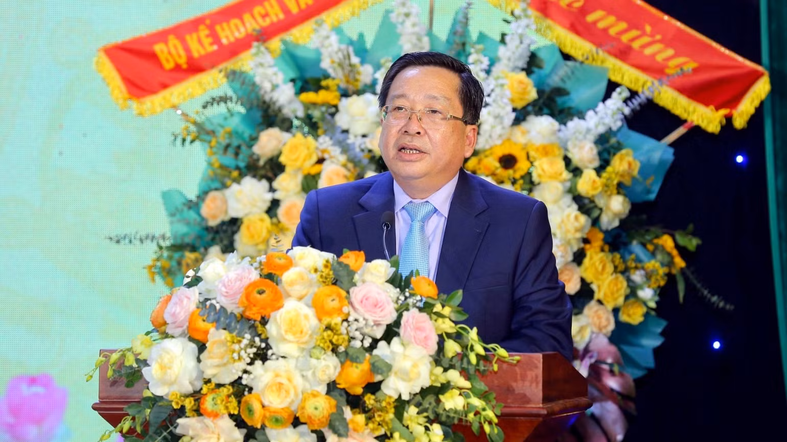 Phát biểu tại lễ kỷ niệm, đồng chí Bùi Duy Quang, Trưởng Ban Quản lý các khu công nghiệp tỉnh Ninh Bình khẳng định, với vai trò là cơ quan đầu mối trực tiếp thực hiện chức năng quản lý nhà nước trong các khu công nghiệp, Ban Quản lý luôn quan tâm theo sát mọi hoạt động của các nhà đầu tư và các doanh nghiệp, để kịp thời hỗ trợ, tháo gỡ khó khăn cho các nhà đầu tư, giúp cho mọi hoạt động đầu tư kinh doanh trong các khu công nghiệp diễn ra thuận lợi và hiệu quả. (Ảnh: ANH TUẤN) Phát biểu tại lễ kỷ niệm, đồng chí Bùi Duy Quang, Trưởng Ban Quản lý các khu công nghiệp tỉnh Ninh Bình khẳng định, với vai trò là cơ quan đầu mối trực tiếp thực hiện chức năng quản lý nhà nước trong các khu công nghiệp, Ban Quản lý luôn quan tâm theo sát mọi hoạt động của các nhà đầu tư và các doanh nghiệp, để kịp thời hỗ trợ, tháo gỡ khó khăn cho các nhà đầu tư, giúp cho mọi hoạt động đầu tư kinh doanh trong các khu công nghiệp diễn ra thuận lợi và hiệu quả. (Ảnh: ANH TUẤN)