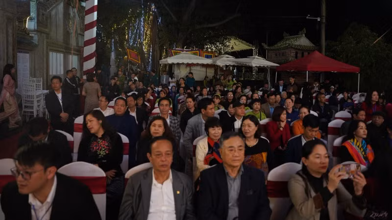 Hội làng Bát Tràng là sự kiện được cộng đồng và du khách đặc biệt quan tâm. Hội làng Bát Tràng là sự kiện được cộng đồng và du khách đặc biệt quan tâm.