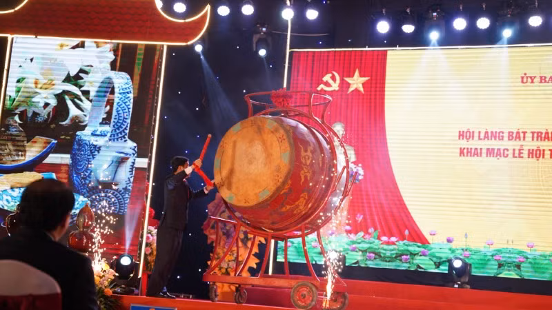 Trống khai hội vang lên trong không gian ấm áp, rộn ràng. Trống khai hội vang lên trong không gian ấm áp, rộn ràng.