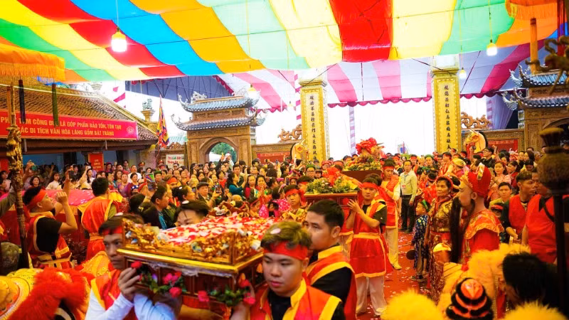 Từ sáng tinh mơ không khí đã vô cùng nhộn nhịp. Từ sáng tinh mơ không khí đã vô cùng nhộn nhịp.