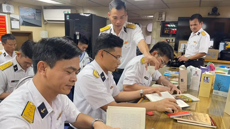 Các cán bộ, chiến sĩ say sưa bên trang sách.