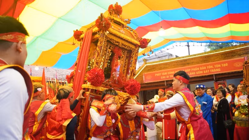 Kiệu quay là hiện tượng thu hút sự chú ý và khám phá của cộng đồng. Kiệu quay là hiện tượng thu hút sự chú ý và khám phá của cộng đồng.