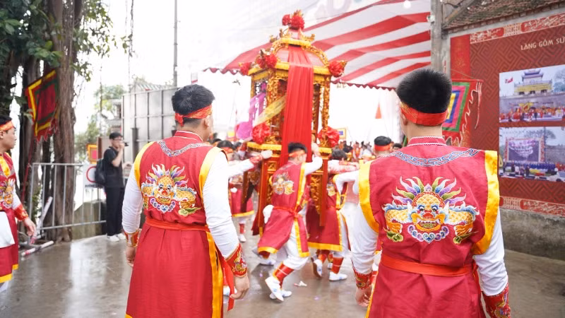 Khiêng kiệu là trai tráng trong làng được tuyển chọn kỹ lưỡng. Khiêng kiệu là trai tráng trong làng được tuyển chọn kỹ lưỡng.