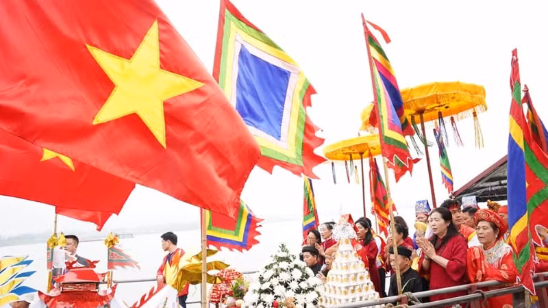 Lễ Cấp thủy diễn ra ở sông Hồng huyền thoại. Lễ Cấp thủy diễn ra ở sông Hồng huyền thoại.