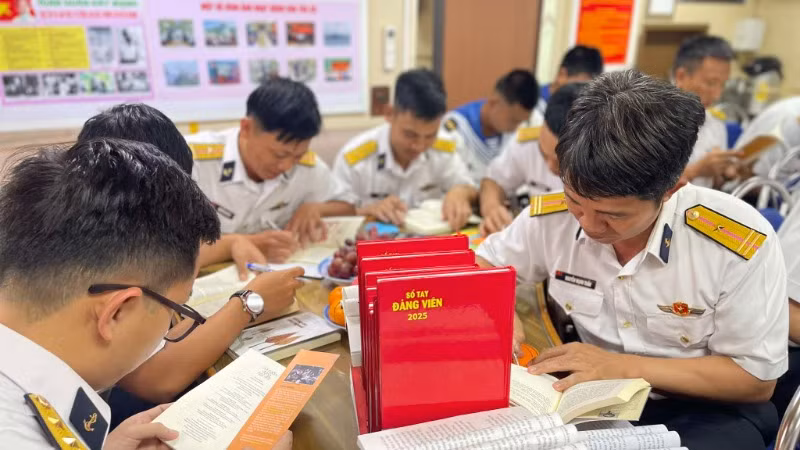 Đọc sách cũng là một nội dung sinh hoạt của người lính.