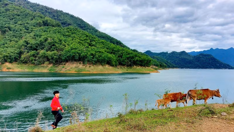 Sương tan, cảnh vật trở nên trong veo, xanh thẳm. Sương tan, cảnh vật trở nên trong veo, xanh thẳm.