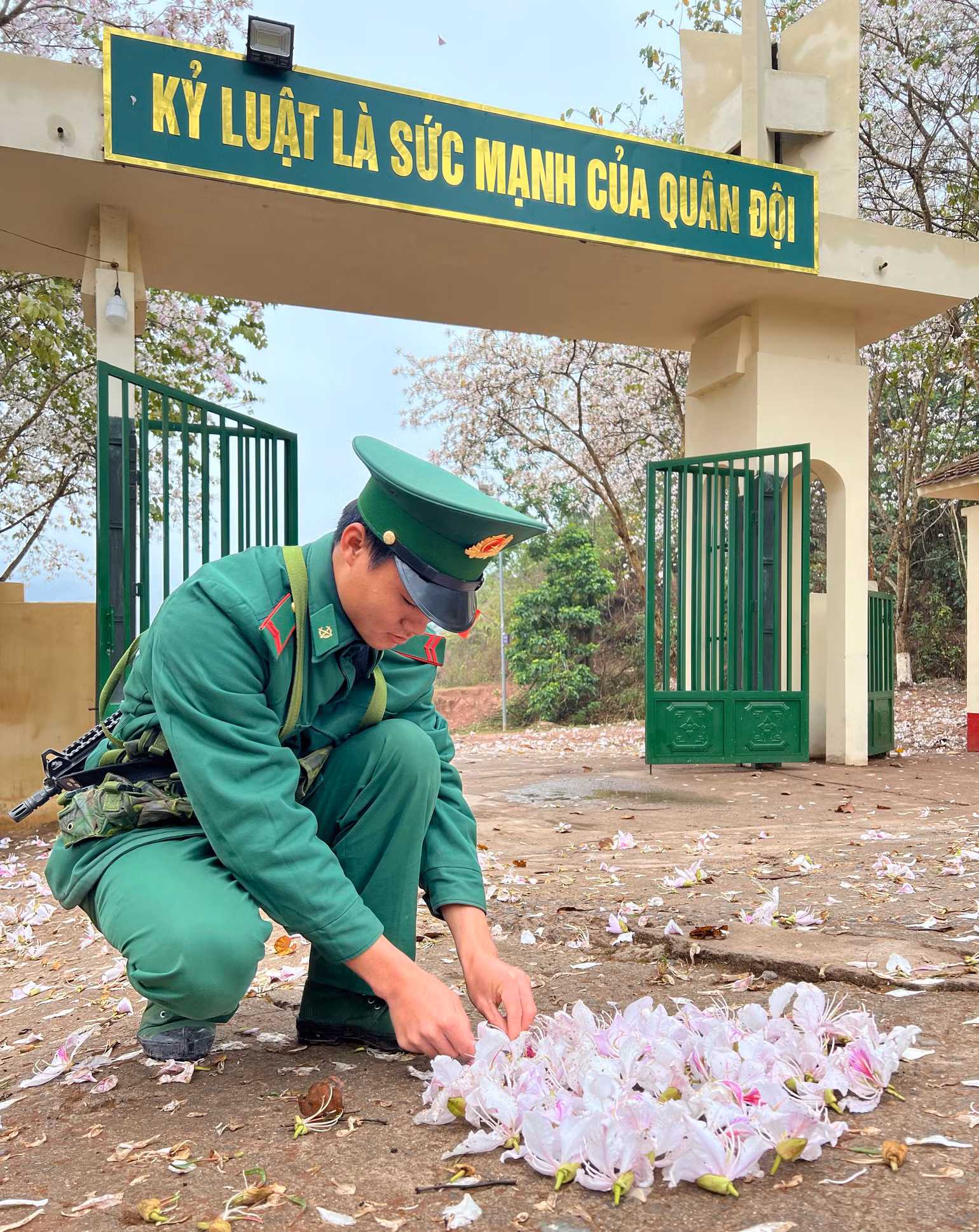Bâng khuâng, xúc động để càng ý thức sâu sắc hơn nhiệm vụ của người lính.