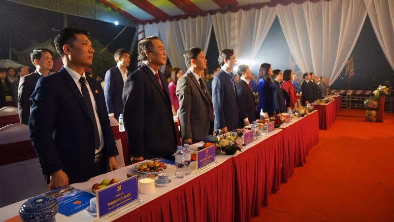 Các đại biểu và nhân dân trang nghiêm làm lễ chào cờ. Các đại biểu và nhân dân trang nghiêm làm lễ chào cờ.