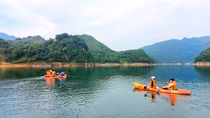 Du khách rất thích chèo thuyền kayak. Du khách rất thích chèo thuyền kayak.