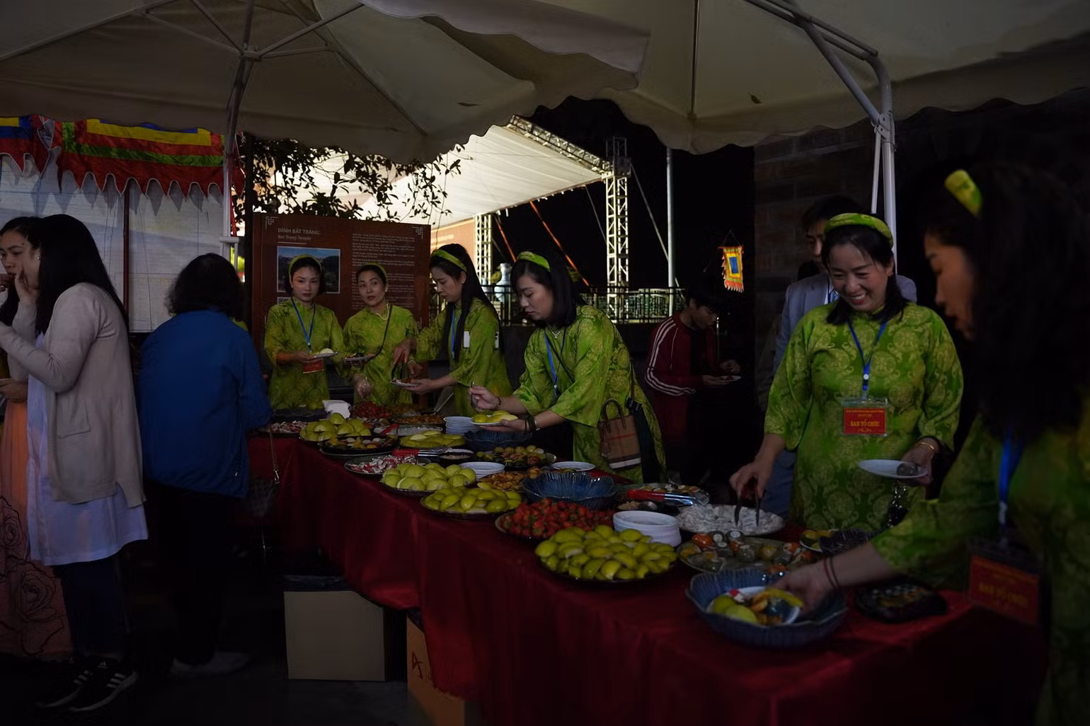 Phía sau hậu đài, người dân chuẩn bị rất chu đáo công tác hậu cần để đón khách. Phía sau hậu đài, người dân chuẩn bị rất chu đáo công tác hậu cần để đón khách.