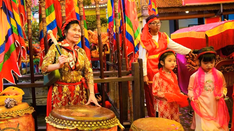 Đây là dịp người trong làng nô nức tham gia mọi hoạt động. Đây là dịp người trong làng nô nức tham gia mọi hoạt động.