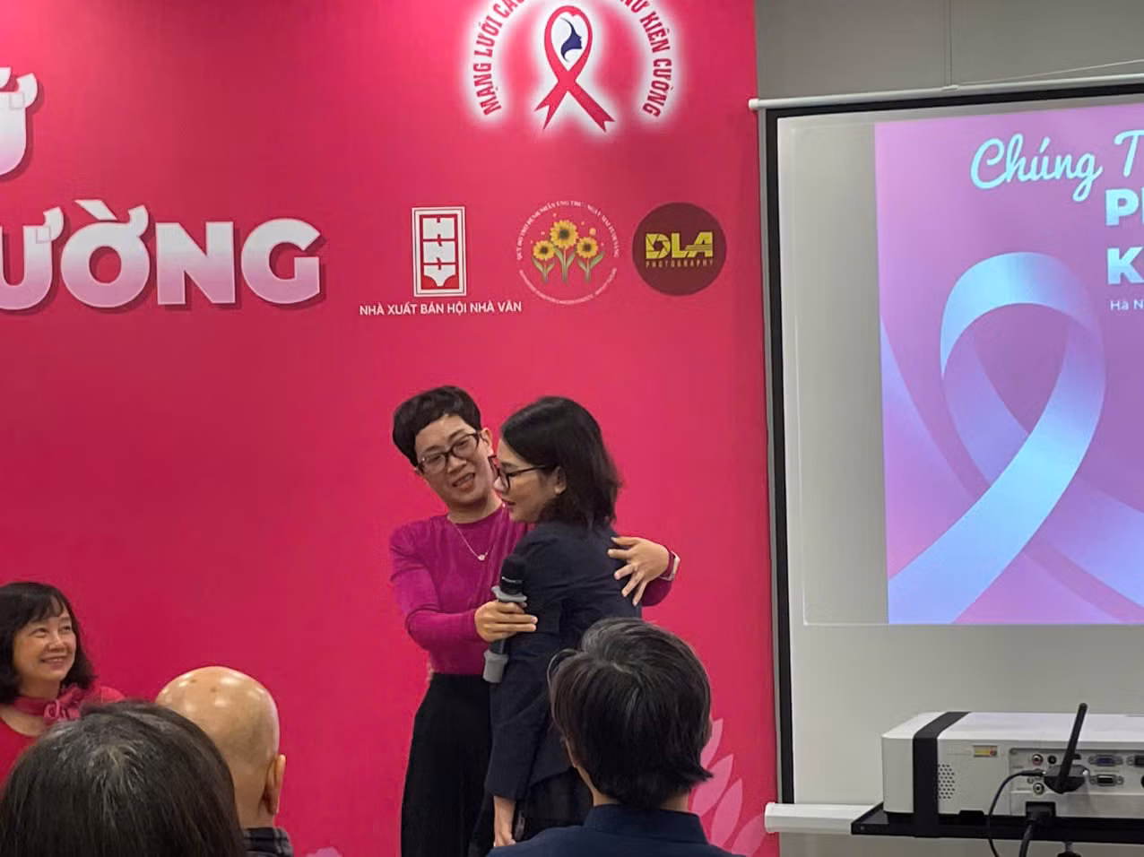 Những người phụ nữ ấy đã luôn bên nhau để đồng hành, động viên.