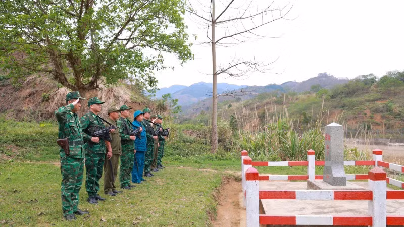 Chào cột mốc thiêng liêng.