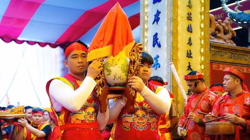 Niềm tự hào của Bát Tràng còn ở sự tiếp nối thế hệ trong bảo tồn bản sắc văn hóa. Niềm tự hào của Bát Tràng còn ở sự tiếp nối thế hệ trong bảo tồn bản sắc văn hóa.