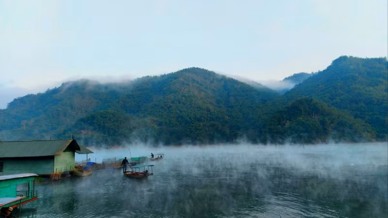 Khung cảnh bảng lảng sương ở hồ Hòa Bình. Khung cảnh bảng lảng sương ở hồ Hòa Bình.