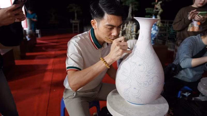 Các nghệ nhân thể hiện sự tài hoa ngay trong lễ hội của làng. Các nghệ nhân thể hiện sự tài hoa ngay trong lễ hội của làng.