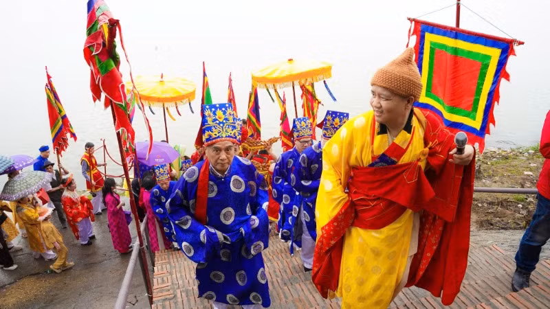 Làng Bát Tràng gìn giữ gần như trọn vẹn các nghi thức lễ hội. Làng Bát Tràng gìn giữ gần như trọn vẹn các nghi thức lễ hội.
