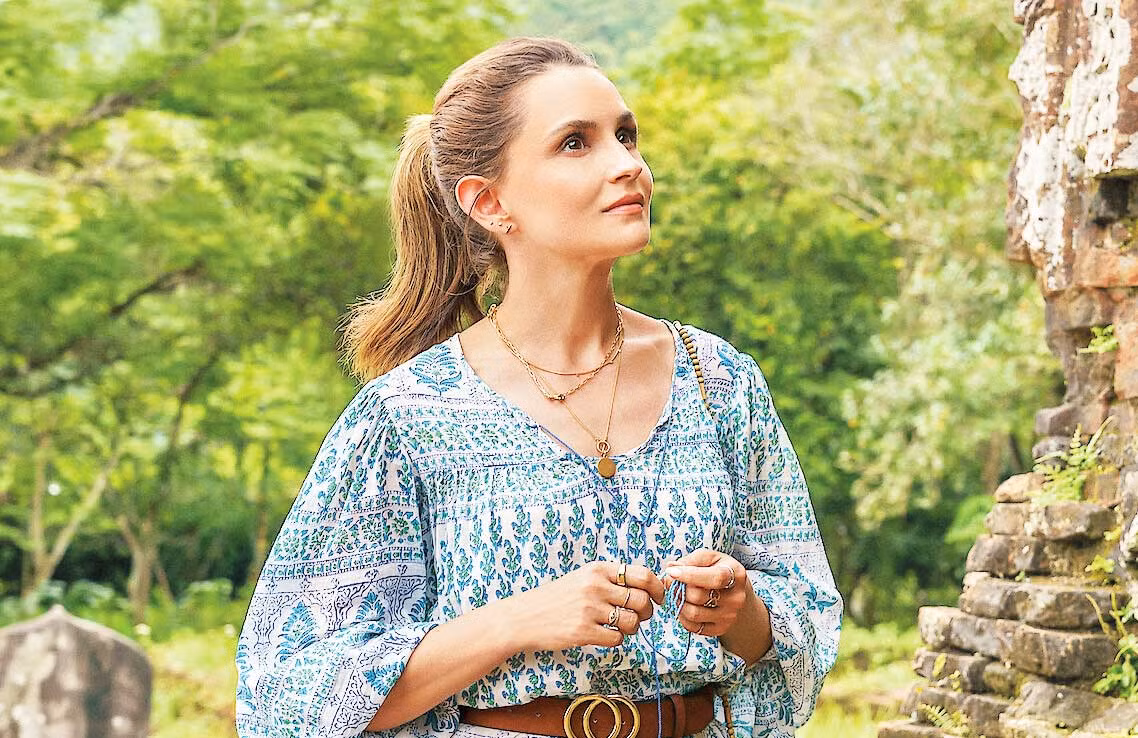 Nữ diễn viên chính Rachael Leigh Cook của bộ phim A tourist’s Guide to Love tại Di sản thế giới - Thánh địa Mỹ Sơn. Nguồn ảnh | NETFLIX