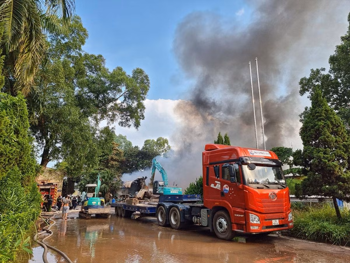 Khoảng 15 giờ cùng ngày, đám cháy bùng lên dữ dội. Khoảng 15 giờ cùng ngày, đám cháy bùng lên dữ dội.
