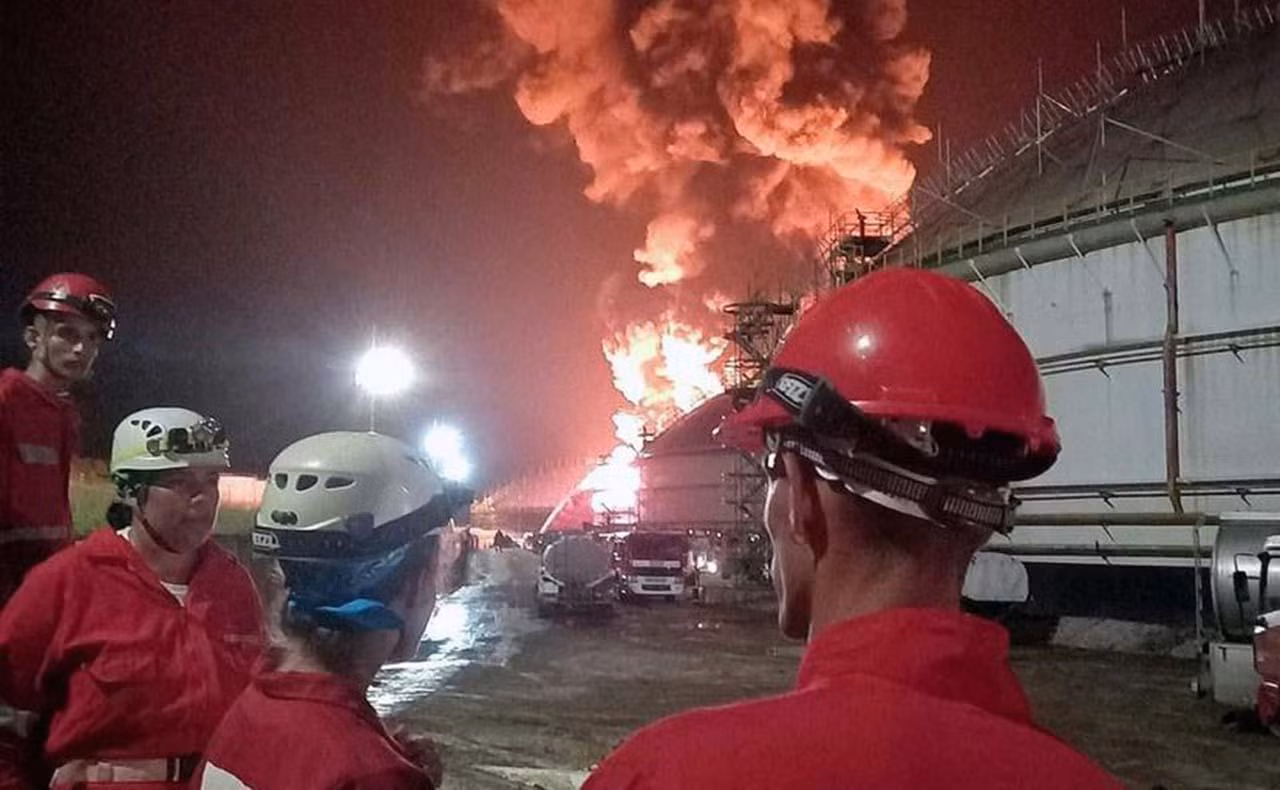 Ít nhất 17 nhân viên cứu hỏa mất tích và khoảng 5.000 cư dân của khu vực chung quanh đã được sơ tán - Thống đốc tỉnh Matanzas, Mario Sabines, cho biết. Trong ảnh, các nhân viên của Hội Chữ thập đỏ tham gia công tác dập lửa ở cảng siêu tàu Matanzas.