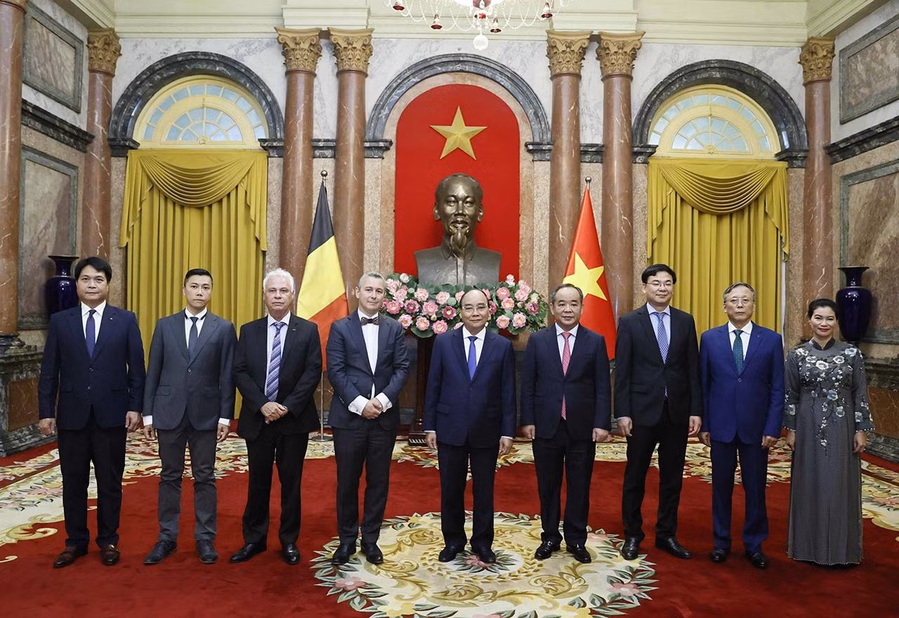 Chủ tịch nước Nguyễn Xuân Phúc với Đại sứ Vương quốc Bỉ Karl Hendrik Margareta Van Den Bossche. Chủ tịch nước Nguyễn Xuân Phúc với Đại sứ Vương quốc Bỉ Karl Hendrik Margareta Van Den Bossche.