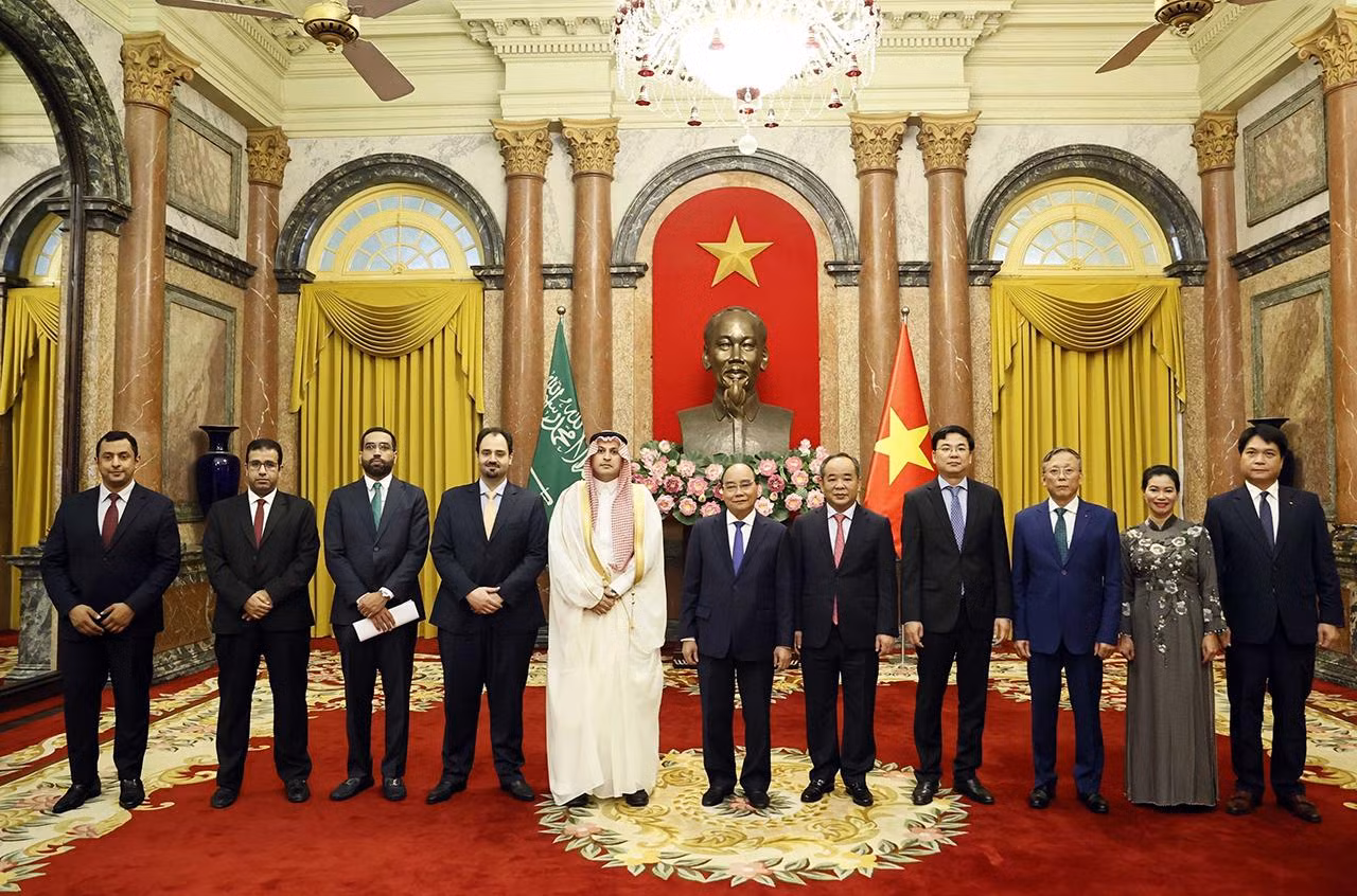 Chủ tịch nước Nguyễn Xuân Phúc với Đại sứ Vương quốc Saudi Arabia Mohammed Ismaeil A.Dahlwy. Chủ tịch nước Nguyễn Xuân Phúc với Đại sứ Vương quốc Saudi Arabia Mohammed Ismaeil A.Dahlwy.