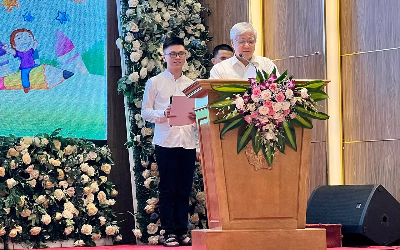Đồng chí Đỗ Văn Chiến phát biểu tại Diễn đàn Trẻ em khiếm thị Việt Nam lần thứ nhất. Đồng chí Đỗ Văn Chiến phát biểu tại Diễn đàn Trẻ em khiếm thị Việt Nam lần thứ nhất.