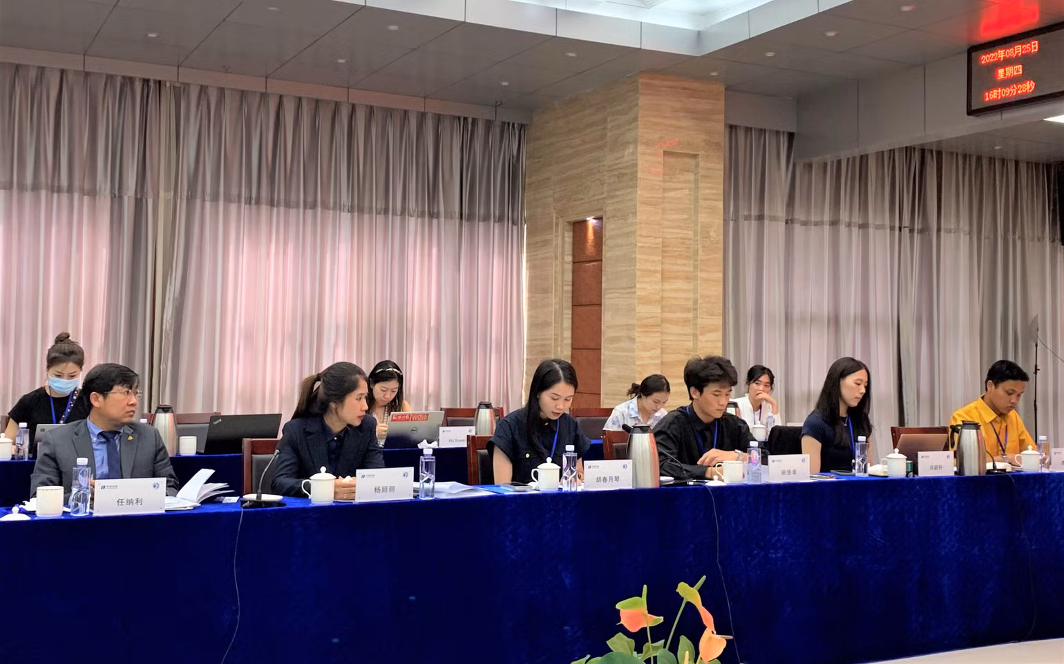 Bà Hồ Xuân Nguyệt Cầm, Đại sứ quán Việt Nam tại Trung Quốc (thứ 3 từ trái sang) chia sẻ ý kiến tại buổi tọa đàm. Bà Hồ Xuân Nguyệt Cầm, Đại sứ quán Việt Nam tại Trung Quốc (thứ 3 từ trái sang) chia sẻ ý kiến tại buổi tọa đàm.