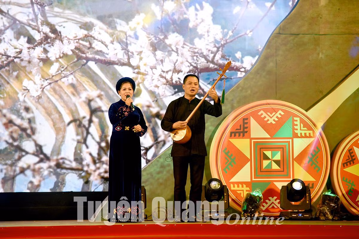 Tiết mục hát Then tại Liên hoan hát Then, đàn Tính huyện Na Hang lần thứ 2 năm 2019.