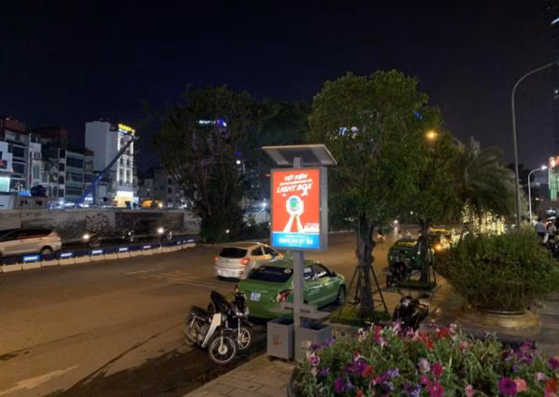 Thùng rác công nghệ, được lắp tấm pin năng lượng mặt trời ở mái che, nguồn điện thu được dùng để phát sáng bảng thông tin, quảng cáo phía trên thùng rác.