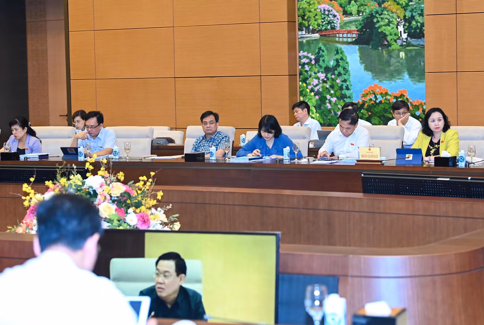 Thành viên đoàn giám sát và các đại biểu dự buổi làm việc.