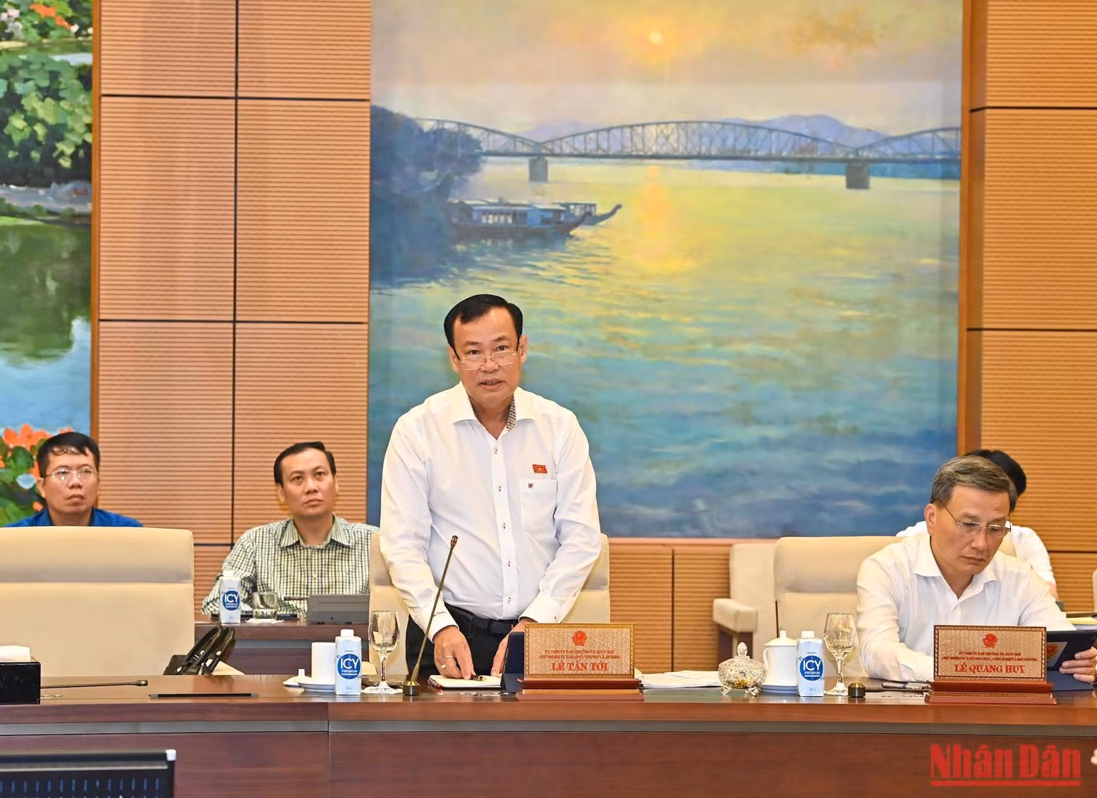Chủ nhiệm Ủy ban Quốc phòng và An ninh Lê Tấn Tới phát biểu ý kiến thảo luận.