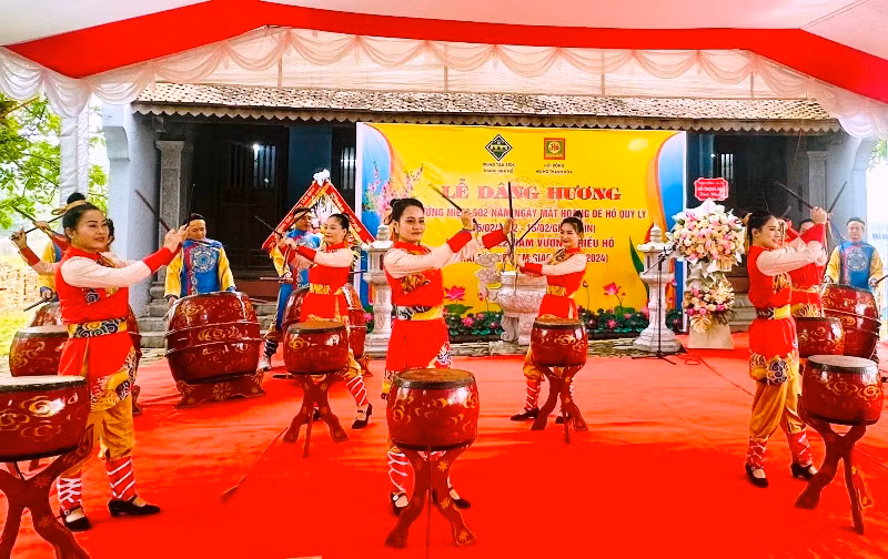 Màn biểu diễn trống hội truyền thống.