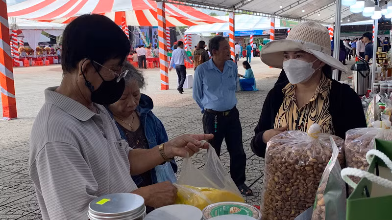 Du khách tham quan, mua sắm tại ngày hội.