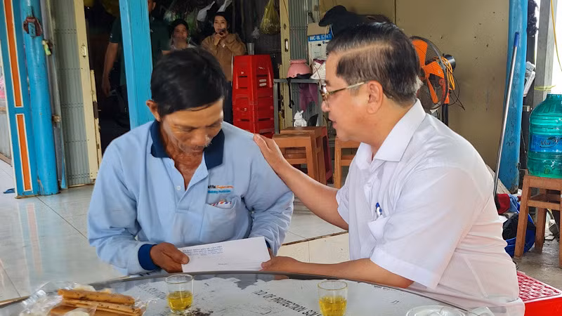 Lãnh đạo Cần Thơ thăm hỏi, trao quà hộ dân bị thiệt hại do thiên tai.