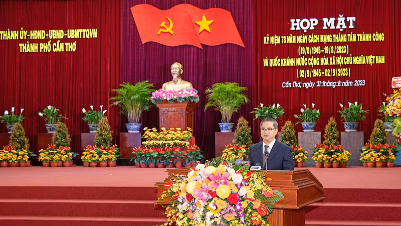 Lãnh đạo thành phố Cần Thơ phát biểu ý kiến tại buổi họp mặt. Lãnh đạo thành phố Cần Thơ phát biểu ý kiến tại buổi họp mặt.
