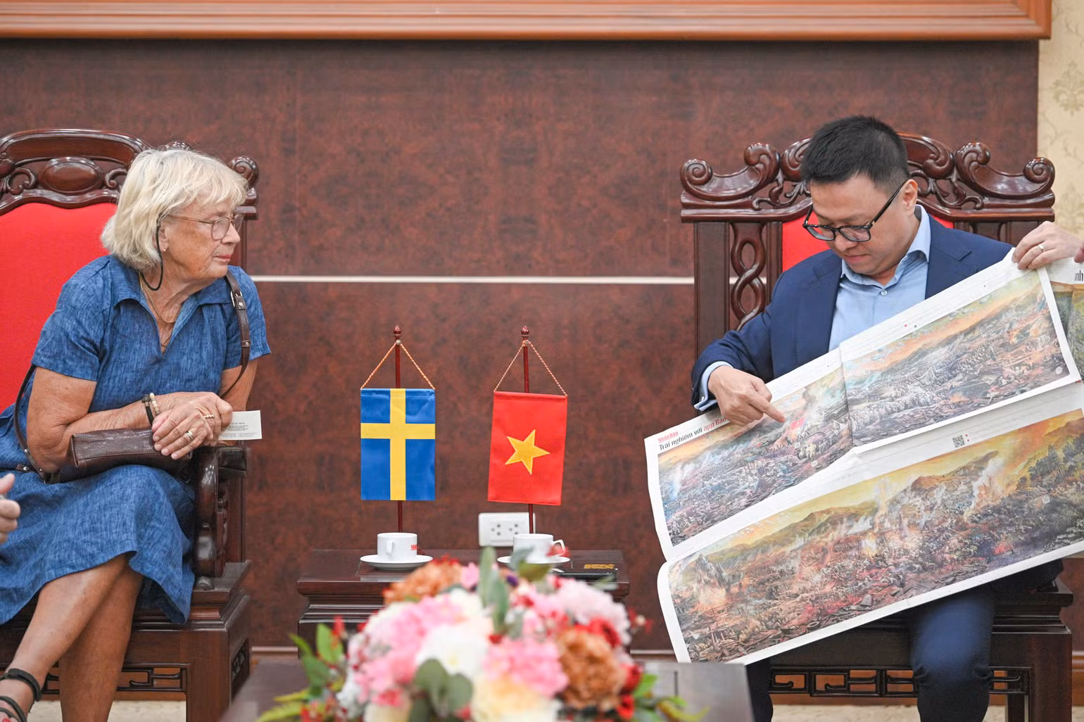 Tổng Biên tập Lê Quốc Minh giới thiệu phụ san panorama Chiến dịch Điện Biên Phủ. (Ảnh: THẾ ĐẠI) Tổng Biên tập Lê Quốc Minh giới thiệu phụ san panorama Chiến dịch Điện Biên Phủ. (Ảnh: THẾ ĐẠI)